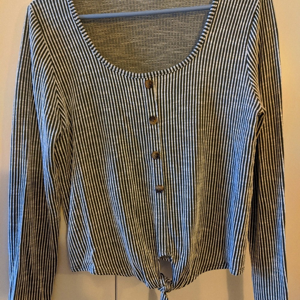 Long sleeve gray stripped blouse.